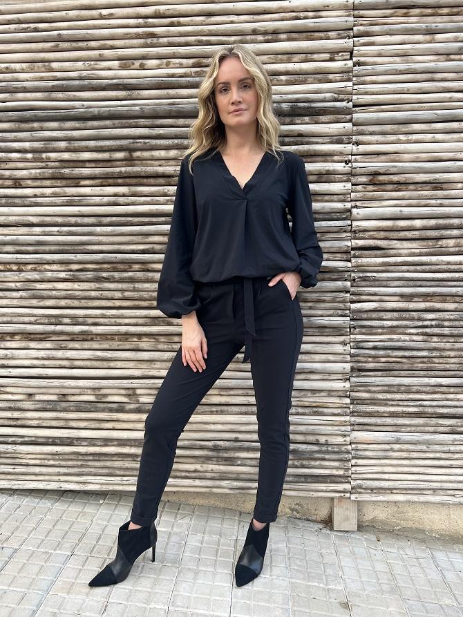 D'ETOILES CASIOPÉ pantalon ANTIGUA black is vervaardigd van een bonded travel kwaliteit die kreuk en strijkvrij is en na het