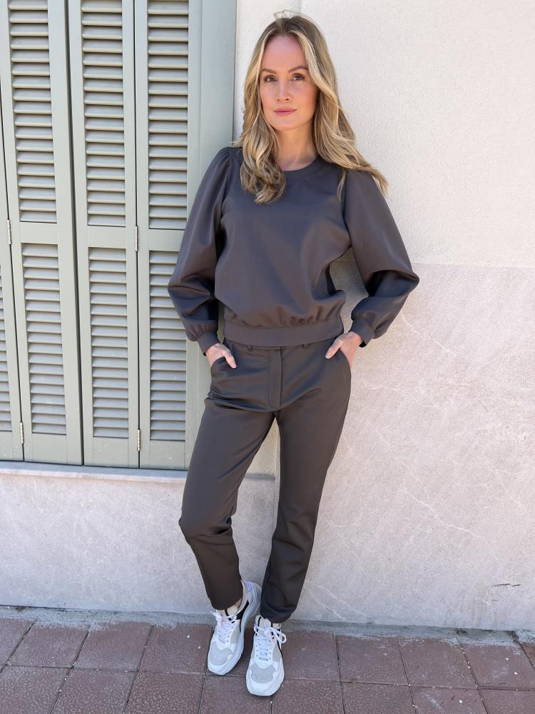 D'ETOILES CASIOPÉ sweatshirt BARBADOS in is vervaardigd van Italiaanse bonded travel kwaliteit. BARBADOS heeft een pofmouw en