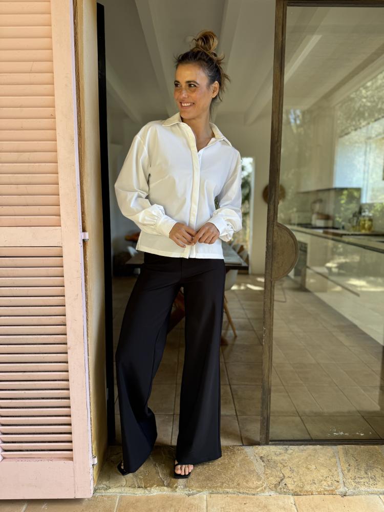 FELICTY blouse is getailleerd in de taille en heeft 2 splitjes aan de zijkant. De mouwen hebben een lichte pof en een mooi aa