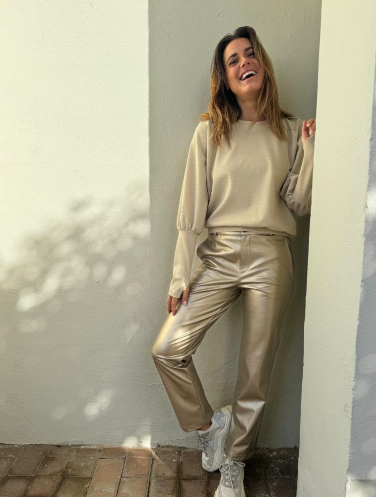 D'etoiles Casiopé great pant in goud vegan leer, dit is een  recht model en zit super comfortabel