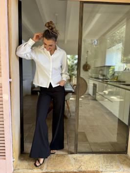 D'ETOILES CASIOPÉ FELICTY blouse is getailleerd in de taille en heeft 2 splitjes aan de zijkant. De mouwen hebben een lichte