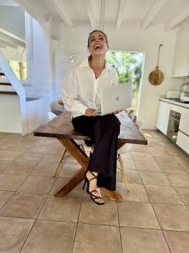 FELICTY blouse is getailleerd in de taille en heeft 2 splitjes aan de zijkant. De mouwen hebben een lichte pof en een mooi aa