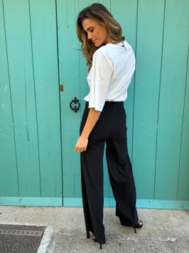 D'etoiles Casiopé FLOYD is een fijn zittende pantalon met hoge taille en 5-pockets. Gemaakt van Italiaanse travel jersey, dus