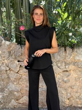 D'ETOILES CASIOPÉ  top FUEGA is vervaardigd van heerlijk zittende tricot lurex in zwart. Deze Italiaanse kwaliteit is super c