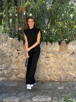 D'ETOILES CASIOPÉ  top FUEGA is vervaardigd van heerlijk zittende tricot lurex in zwart. Deze Italiaanse kwaliteit is super c