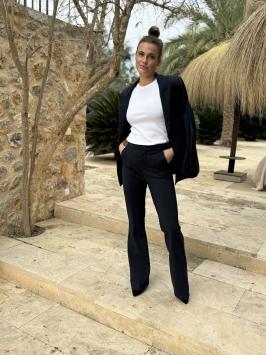 GOOD in black  is een comfortabele flared pantalon van D'ETOILES CASIOPÉ die je benen extra lang doen lijken door de naden op