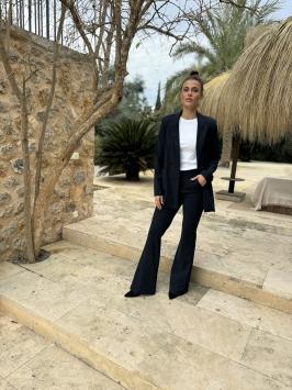 GOOD in black  is een comfortabele flared pantalon van D'ETOILES CASIOPÉ die je benen extra lang doen lijken door de naden op