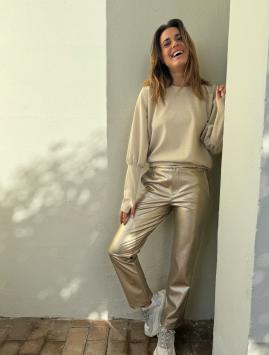 D'etoiles Casiopé great pant in goud vegan leer, dit is een  recht model en zit super comfortabel
