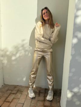 D'etoiles Casiopé great pant in goud vegan leer, dit is een  recht model en zit super comfortabel